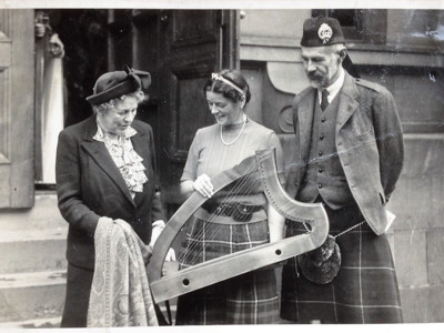 Edith Taylor with a Dolmetsch clarsach harp